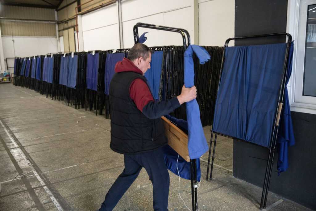 2023; GREL23; Greece; Thessaloniki; elections; politics; preparations; Ελλάδα; Θεσσαλονίκη; εκλογές; εκλογές23; κάλπες; προετοιμασία; εκλογικό υλικό; voting material; παραβάν; voting booth;