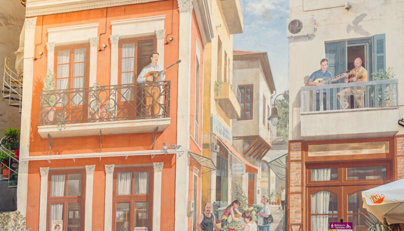 Η τρισδιάστατη τοιχογραφία «Ο Τσιτσάνης στο μπαλκόνι»/Photo: Αμαλία Κωβαίου