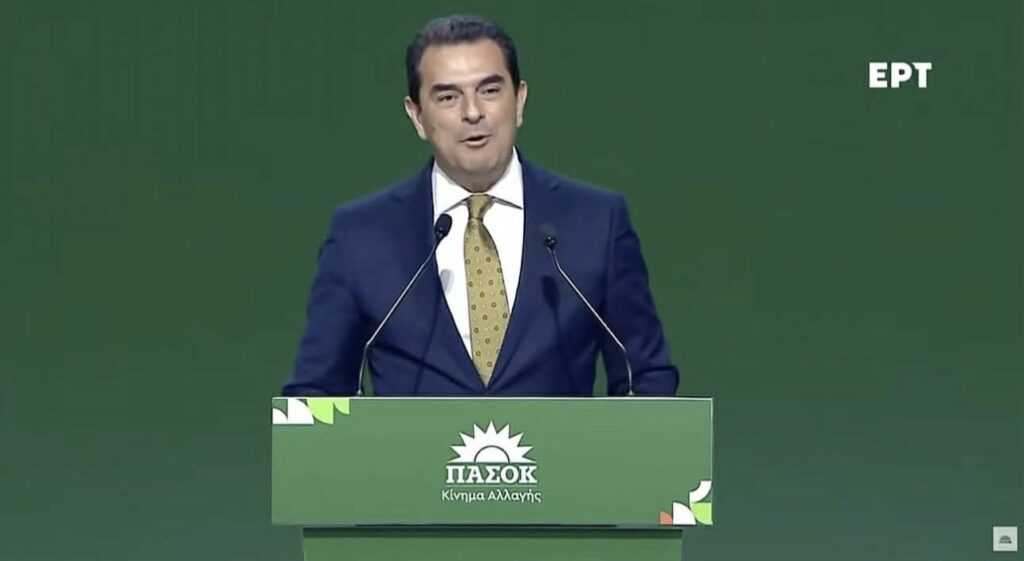 Ο Σκρέκας στο συνέδριο του ΠΑΣΟΚ: Όταν η πραγματικότητα μοιάζει με… AI