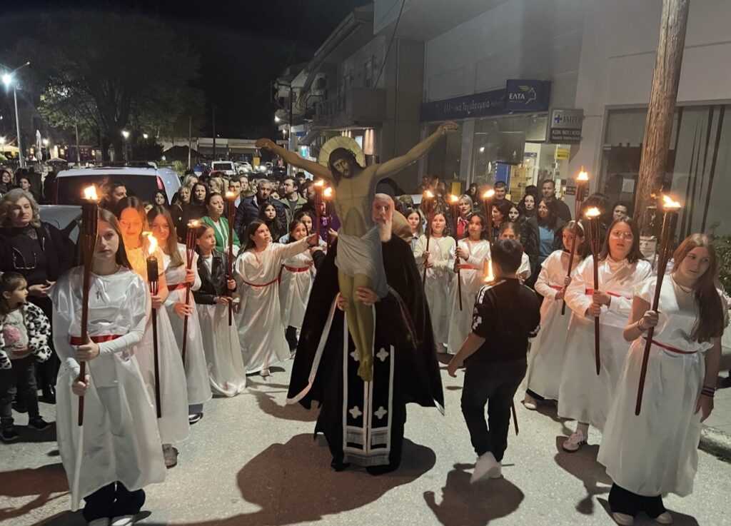 Μεγάλη Πέμπτη στη Φαρκαδόνα: Πλήθος πιστών στα 12 Ευαγγέλια και συγκινητική αναπαράσταση της Σταύρωσης