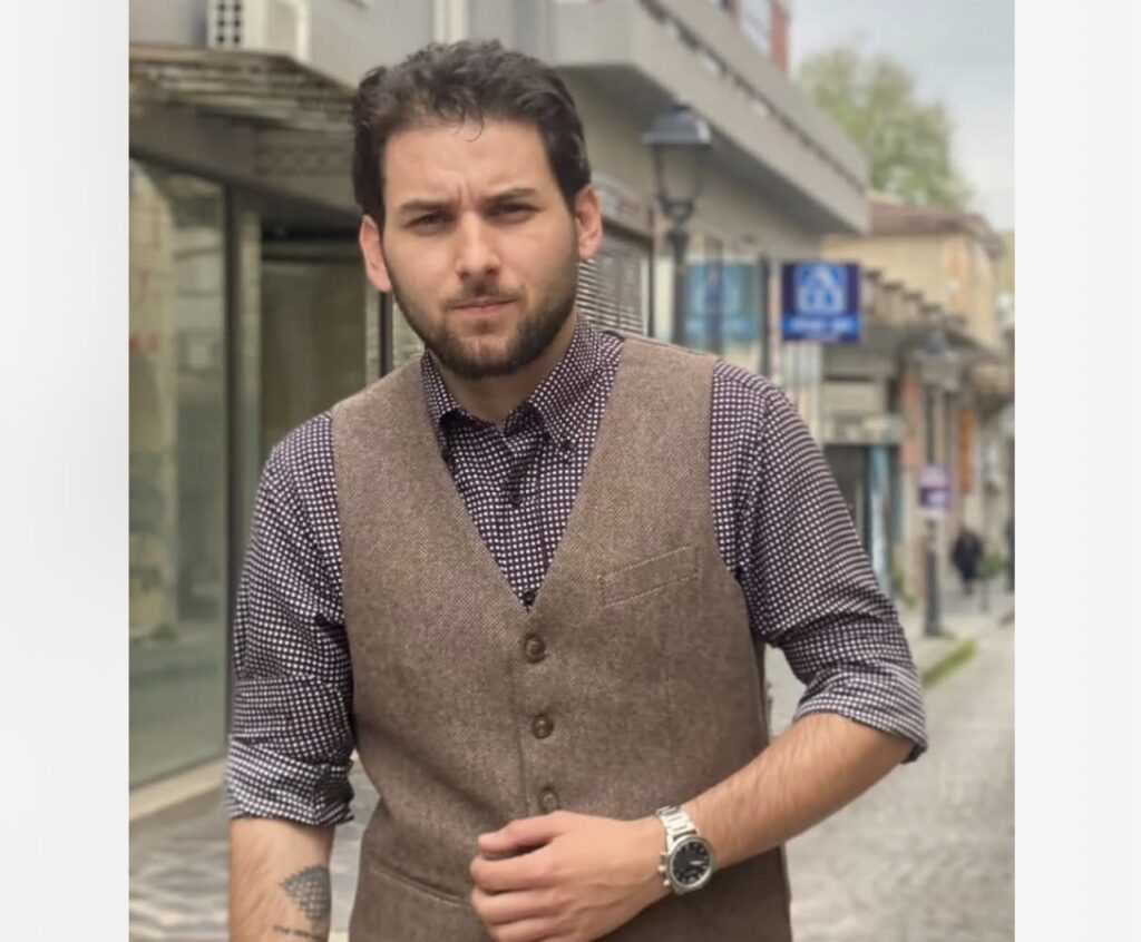 Η Αντιπρόεδρος του Συλλόγου Βλύζας Βασιλική Μπουτζιώλη  ευχαριστεί τον Νίκο Γιώτα για την προσφορά του στο Γριζάνο