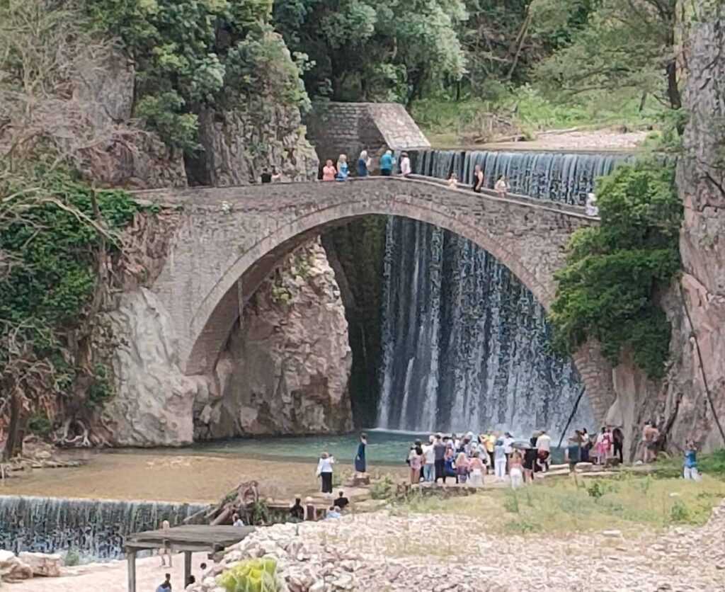 Πλήθος επισκεπτών στα Τρίκαλα για το τριήμερο του Αγίου Πνεύματος – «Βούλιαξαν» Ασκληπιού, Βαρούσι και τα δημοφιλή αξιοθέατα της περιοχής