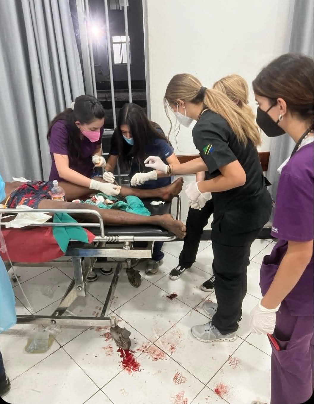Η Αθανασία Μαργαρίτη μαζί με συναδέλφους της κατά τη διάρκεια εθελοντικής ιατρικής αποστολής στην Τανζανία