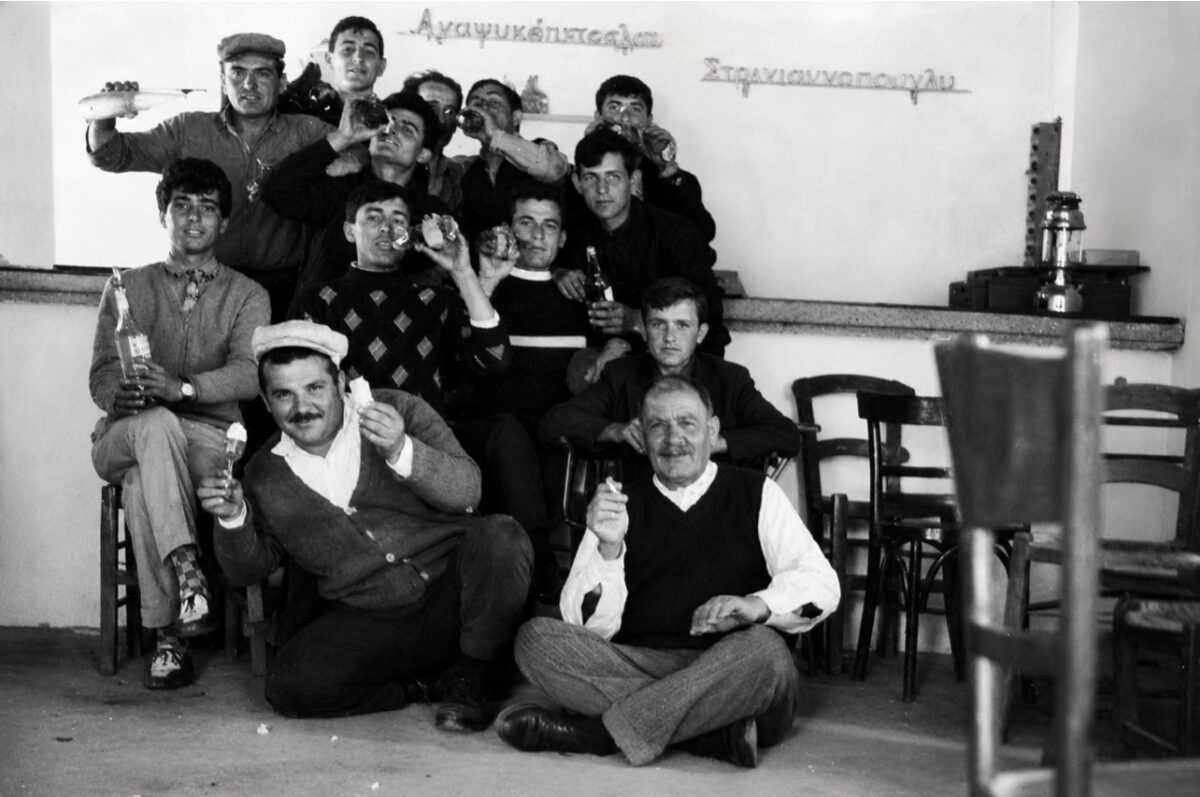 Ρετρό Κρήνη | Μια μεγάλη παρέα, μια άλλη εποχή…